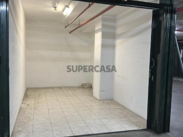 Box de estacionamento no Parque das Nações Avenida do Pacífico, Lisboa