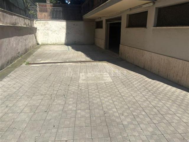 Box di 32 mq a Lido di Ostia, Ostia Antica, Castel Fusano Roma