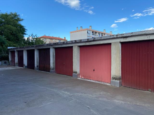 BOX FERME A LOUER A OULLINS PROCHE METRO B
