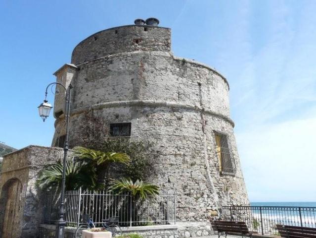 Box in vendita a Alassio