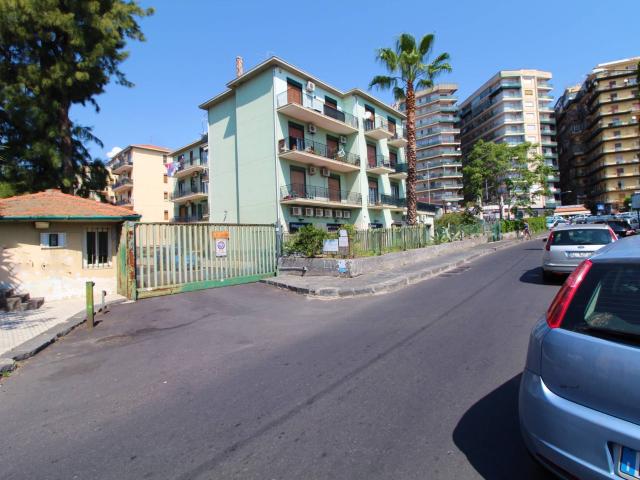 Box o garage in vendita a Catania, Via Leucatia via del Bosco