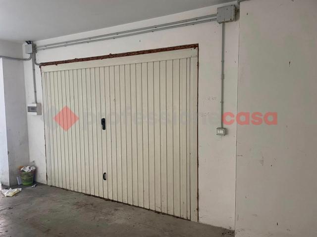 Box/Garage 120mq in vendita a Vitulazio