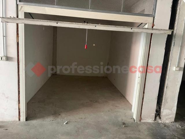 Box/Garage 13mq in vendita a Vitulazio
