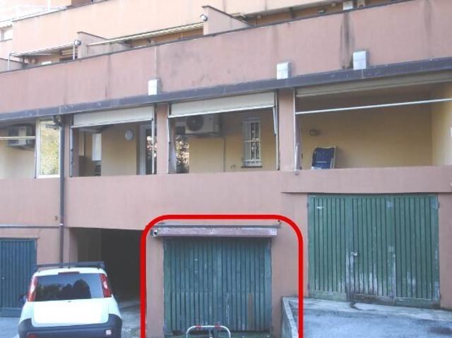 Box/Garage 15mq da ristrutturare in via del roccolo 37/24, Genova