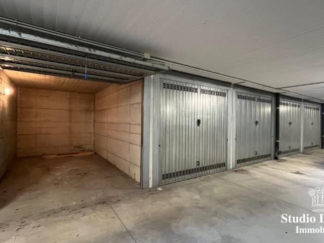 Box/Garage 15mq in vendita a Verano Brianza