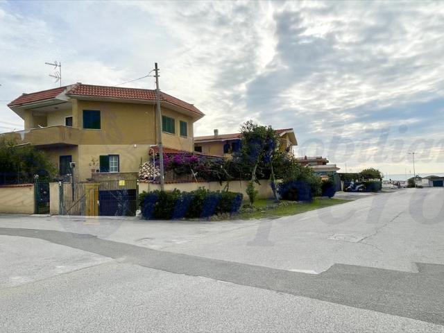 Box/Garage 166mq in vendita in via delle giunchiglie, Ardea
