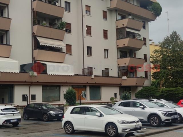 Box/Garage 17mq in vendita a Prato