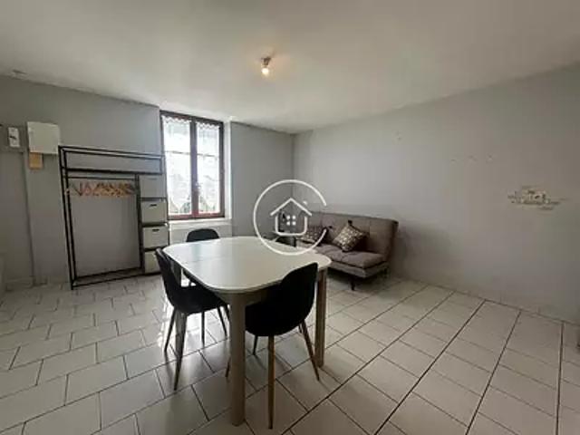 Blois 41000 Location appartement 1 pièce t1 au dernier étage parking