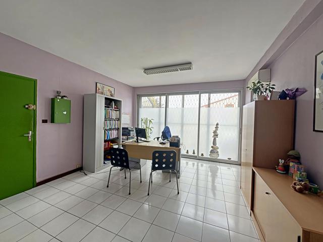 BLAGNAC Place du Relais Local commercial d'environ 66.27 m2 traversant accès parking