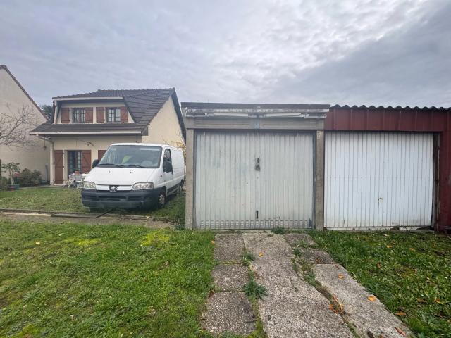 BLANC MESNIL SUD: maison familiale avec atelier & 2 garages et