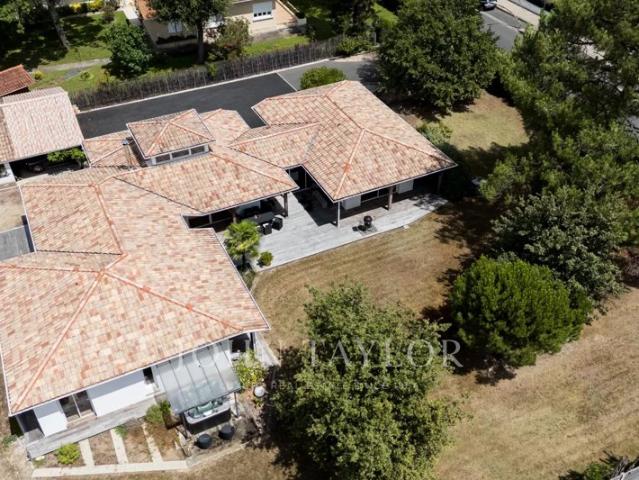MAISON CONTEMPORAINE DE PLAIN PIED JARDIN DE 2200 M² JOHN TAYLOR