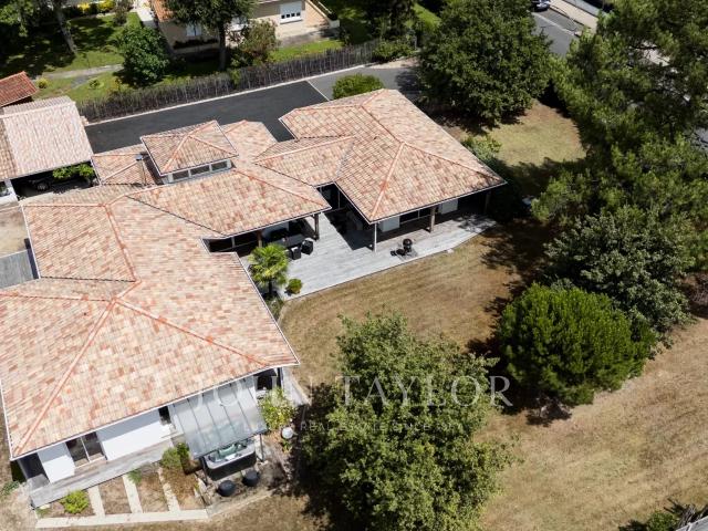 MAISON CONTEMPORAINE DE PLAIN PIED JARDIN DE 2200 M² JOHN TAYLOR