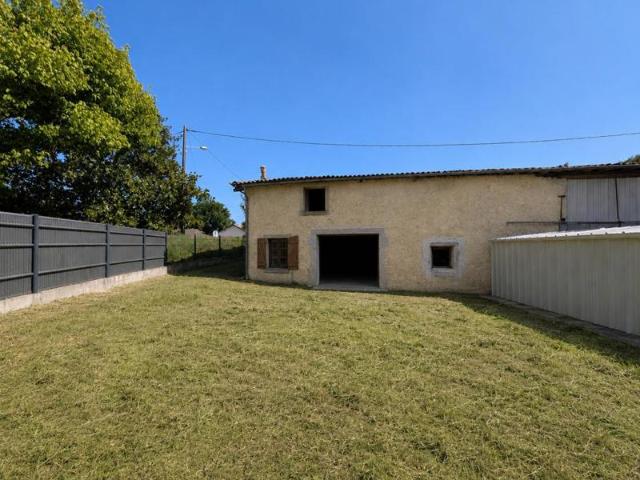 BLANQUEFORT Parcelle 300m² avec bâtiment stockage 135m² en R+1 79 000