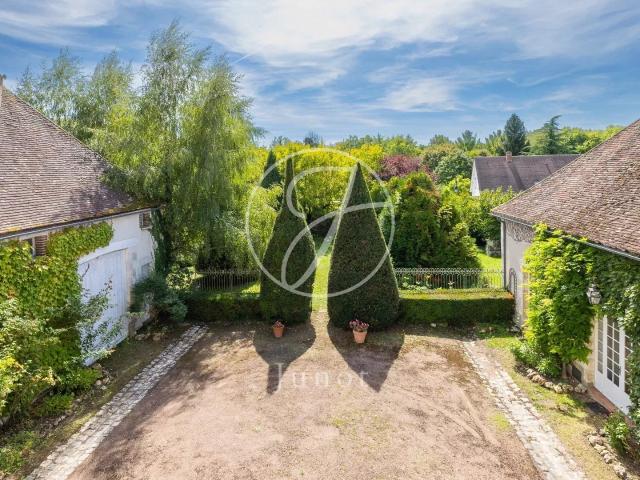 Bléneau Yonne Ancien relais de poste de 300m² avec maison. 298m² Bléneau