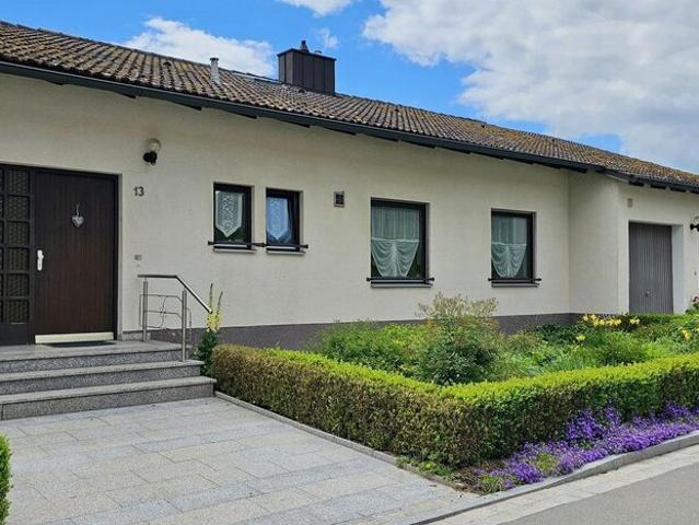 Blick in die Weite, Einfamilienhaus mit großzügiger Einliegerwohnung in Ortsrandlage ohne Makler