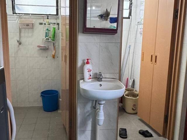 Blk 128 Bt Merah View $900 for 1 guy NEW AIRCON