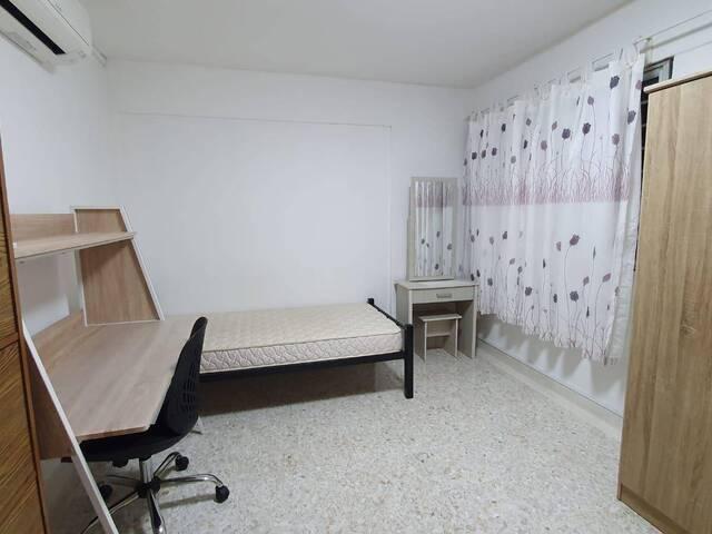 Blk 122 Ang Mo Kio $800 for 1 lady with aircon + wifI