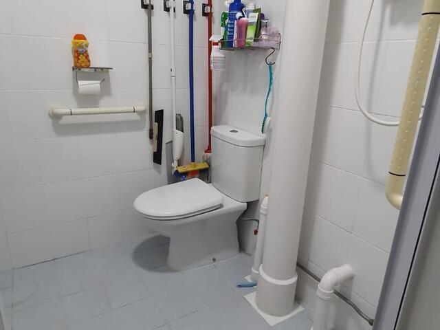 Blk 122 Ang Mo Kio $800 for 1 lady with aircon + wifI