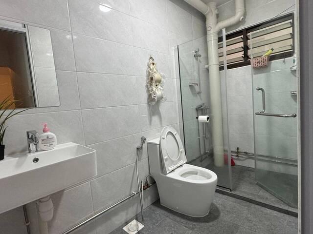 Blk 134 Petir Road $800 for 1 lady Aircon + WiFi nice friendly Indian owner 2 storey house