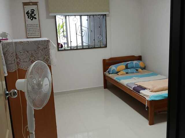 Blk 138 Bt Batok $800 for 1 lady aircon wifi LADY ENVIRONMENT