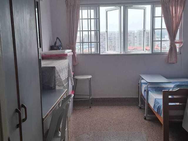 Blk 230 Jurong East $900 /1 guy aircon wifi walk to MRT, very high floor