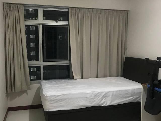 Blk 23 Ghim Moh Link $1000 for 1 guy aircon + wifi walk to MRT