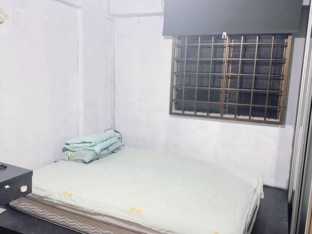 Blk 434 Ang Mo Kio $800 for 1 lady  $1100 for 2 ladies aircon wifi walk to AMK MRT