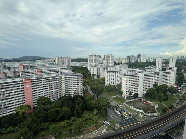 Blk 457 Clementi $1000 for 1 guy Aircon + WiFi walk to MRT VERY HIGH FLOOR