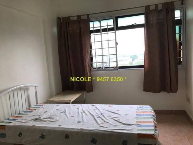 Blk 657A Jurong West $800 for 1 lady AIRCON + WiFi & walk to MRT