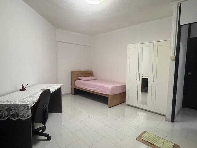 Blk 820 Yishun lady environment $800 for 1 lady aircon + wifi