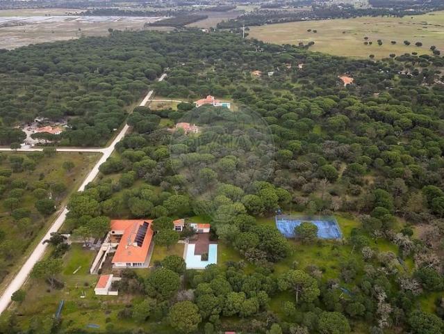 bMoradia T5, com 18 divisões no total para venda com uma áre. 719m² São Bento do Cortiço e de Santo Estevão