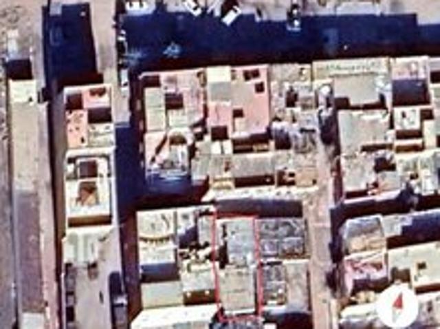 بقعة أرضية في طماريس فيها ثلات محلات للسكن