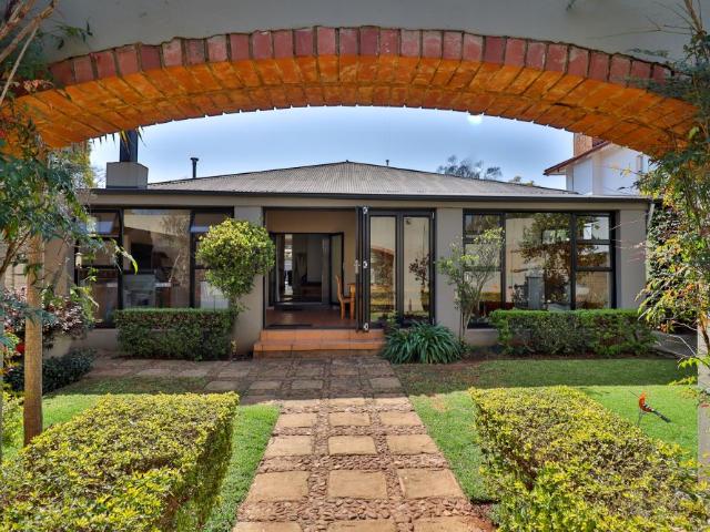 BRO69A WALK TO TUKKIES! CALLING ON ALL LADIES LOOKING TO SHARE A HOUSE WITH TWO OTHER ROOMMATES! SECURE, MODERN AND STYLISH SHARED LIVING IN BROOKS STREET, WEST OF JAN SHOBA FOR THE YOUNG PROFESSIONAL AND OR STUDENT!