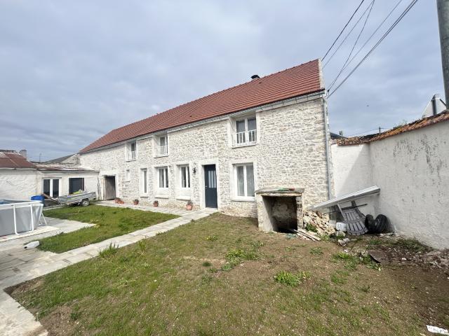 BROUY Élégante longère en pierre rénovée 142 m2 habitables Prestations de qualité