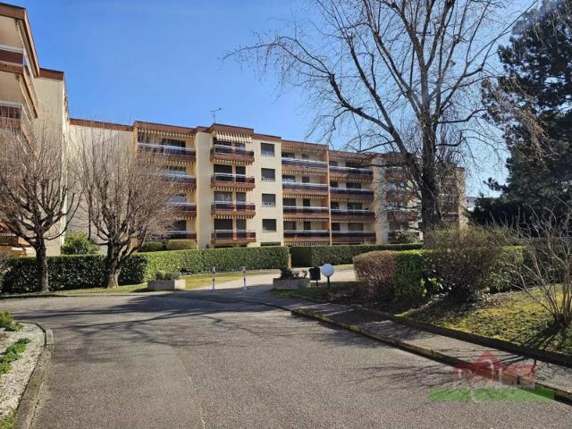 BRON, Appartement T4 de 91m² avec Garage, cave et Parking