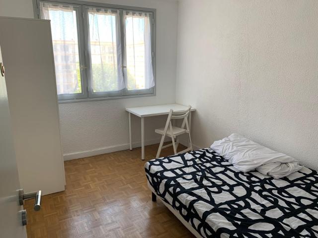 BRON CENTRE VILLE chambre meublée dans un appartement T4 NEUF entièrement rénové