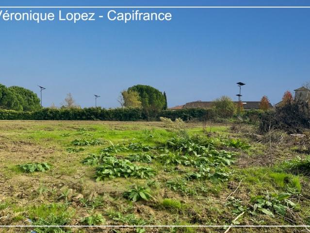 Brax, à proximité d'Agen, beau terrain plat et viabilisé de 769 m²