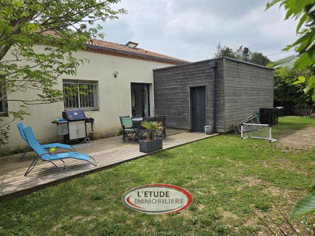 BRAINS BOURG: maison 120 m2 + garage et terrasse sur 383 m2 de terrain clos et sans vis à vis !