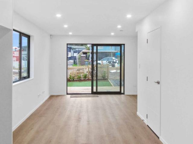 Brand New 3 Bed | 2 Toilets | Semi Ensuite | Walk to Shops | 3 Mins Motorway