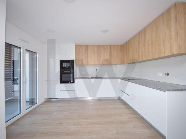 Brand New 3 Bedroom Apartment for Rent Ramada, Odivelas