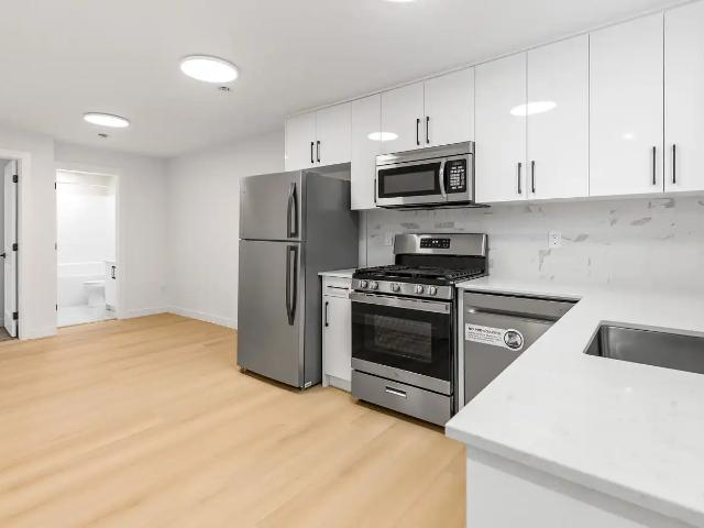 MODERN BRITANNIA YOUNGSTOWN LIVING: 1 BEDROOM BASEMENT SUITE | PRIVATE ENTRANCE