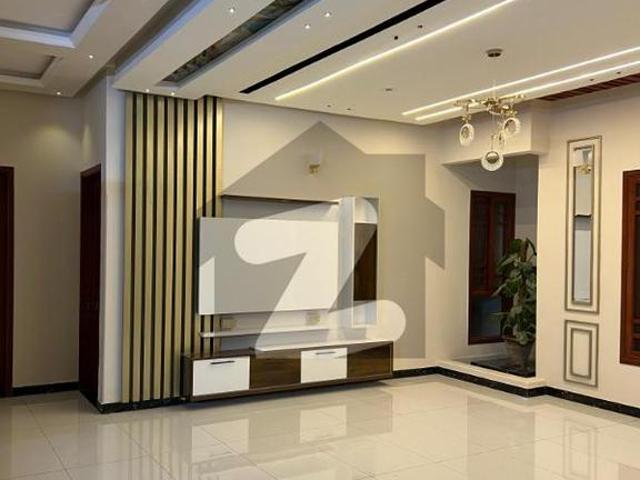Brand new 400sqy villa for sale main road saadi town block 3