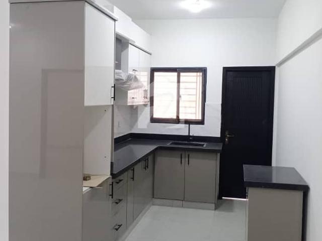 Brand new 4 bed dd flat corner, road facing available for sale in block 3a near kamran chowrangi, gulistan e jauhar karachi