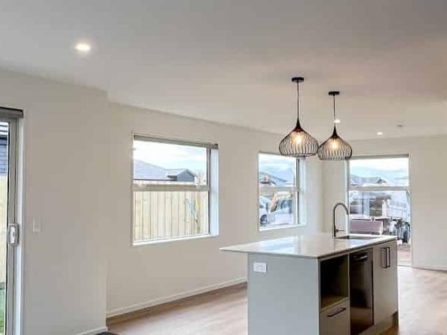 Brand new 4 bedroom home in Rolleston