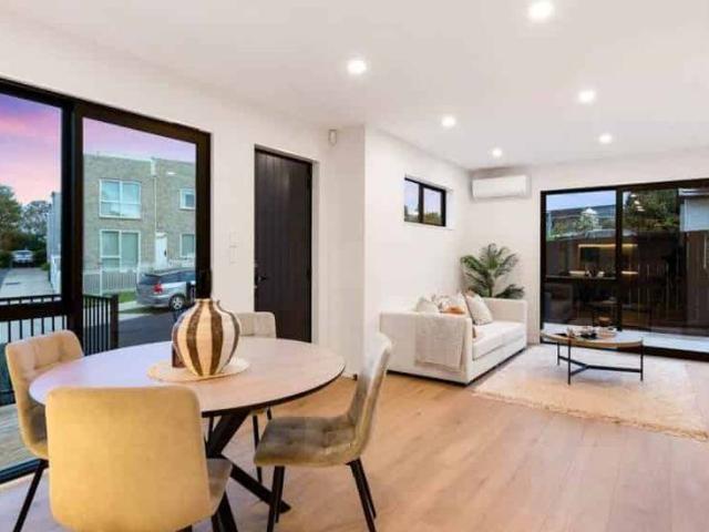 Brand New 4 bedrooms house in Botany Downs