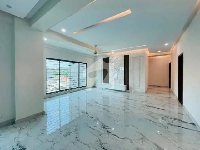 Brand New 4 Beds 12 Marla Ideal Location Apartment For Rent In Askari 10 Lahore