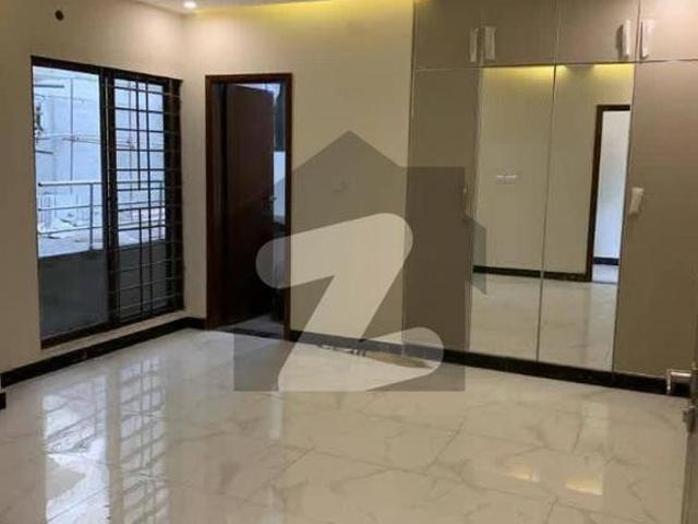 Brand new flat 4bed drawing dinning available for rent. Shaheed Millat Road