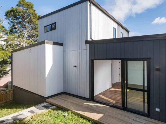 Brand new 4 bedrooms plus 1 study/guess room t.