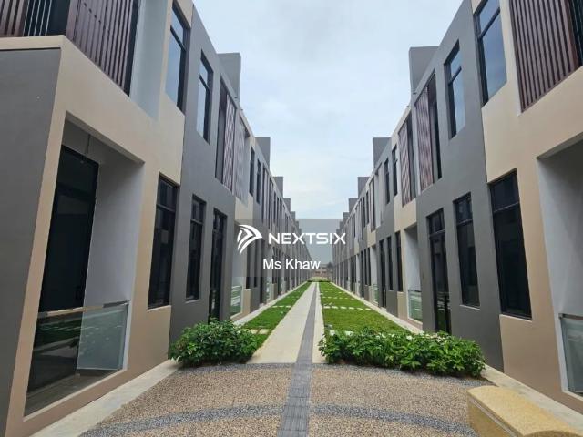 Brand New & Bare Unit Outdoor backyard can do extensions self near Shabandar Beach peaceful environment, suitable for retirement stay