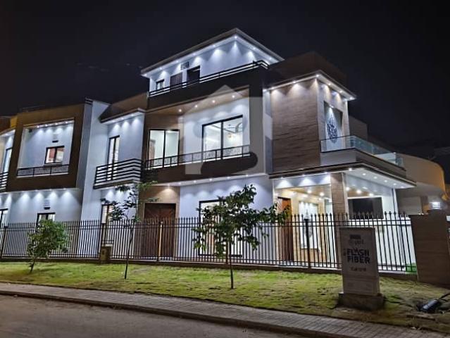 Brand New Designer Corner 5 Bed 10 Marla House